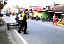 Kanit Laka Lantas Polres Madina Bantu Nenek Jompo Menyebrang Jalan