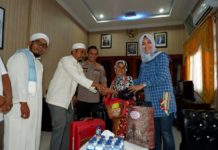 Kapolres Madina Akbp Irsan Sinuhaji, S.I.K, M.H Berikan Tiket Umroh Gratis Kepada Ibu Rosidah