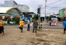 Warga Patoman Bersama Babinsa Lakukan Penyemprotan Disinfektan