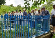 Ir.H. Zubeir Lubis dan H. Mustafa Bakri Ziarahi Makam Syekh Abdul Fatah di Natal
