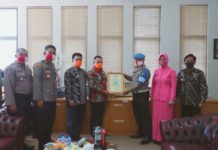 Aksi Heroik, Bupati Lamsel Beri Penghargaan Kanit Provost Polsek Sidomulyo