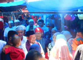 Emak – Emak Berebut Salami Zubeir Lubis Di Pasar Sinonoan