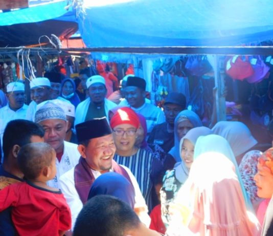 Emak – Emak Berebut Salami Zubeir Lubis Di Pasar Sinonoan