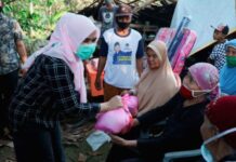 Ketua TP PKK Lamsel Tinjau Korban Rumah Roboh Karna Angin Kencang