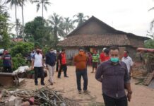 Bupati Lamsel Tinjau Perbaikan Rumah Warga Bantuan BSPS