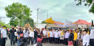 Ribuan Masyarakat Berbagai Elemen, Kawal Pasangan Tony – Antoni Daftar Ke KPU Lampung Selatan.