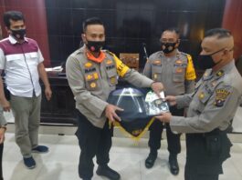 Kapolres Madina Bagika APD Kepada Personil Pengamanan Kantor KPU Dan Bawaslu Kabupaten Mandailing Natal