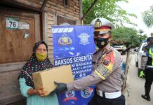 Sambut HUT Lalu Lintas Ke-65, Personil Sat Lantas Polres Madina Berikan Sembako Dan Masker Kepada Abg Betor Dan Warga Masyarakat