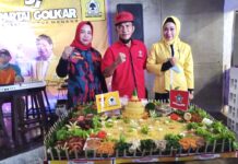 HUT Partai Golkar Ke-57, Depidar VII SOKSI Lampung Potong Tumpeng