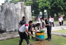 Jelang Peringatan Hari Pahlwan, Jajaran Polres Lamsel Lakukan Bhaksos di TMP Kusuma Bangsa Kalianda