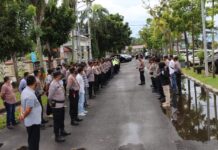 Sebanyak 100 Personil Polres Lamsel diterjukan Dalam Pengamanan Pelantikan Kepala Desa di Aula Sebuku Komplek Rumdin Bupati Lamsel
