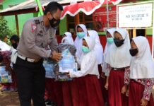Satlantas Polres Lamsel, Lakukan Baksos di SDN 5 Pulau Rimau Desa Sumur- Ketapang