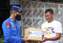 Sambut HUT ke 71, Polairud Polres Lamsel Lakukan Baksos di Perkampungan Nelayan