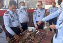 Ciptakan Lapas Kalianda Aman dan Tertib, Petugas Roling Gembok dan Cek Teralis Kamar Hunian WBP