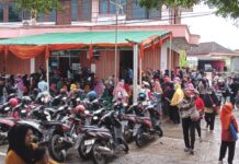 Ratusan KPM BPNT Berdesakan Tak Perhatikan Prokes