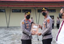 AKBP Edwin, Pimpin Upacara Pemberian Pengharagaan Dan PTDH Kepada Personil Polres Lamsel