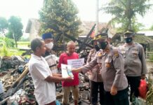 Warga Korban Kebakaran di Palas Terim Bantuan Dari Kapolres Lamsel