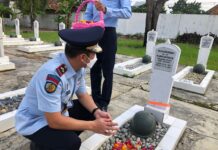 Rangkaian HBP Ke 58, Kalapas Kalianda Tabur Bunga di Makam Pahlawan