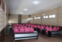 Bhabinkamtibmas dan Bhayangkari terima arahan dari Kapolres AKBP Edwin