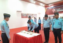 Bersama Netralitas Pemilu dan Pemilihan 2024, Petugas Lapas Kalianda Tanda Tangan Pakta Integritas Netral