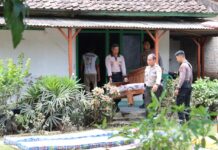 Polisi geruduk pemukiman warga, Pasca banjir di Candipuro.