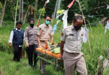 Sidokkes Polres Lamsel Bantu Warga Sakit