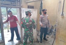 Polsek Penengahan, Koramil 421.03/penengahan dan Warga Bantu Bedah rumah Warga Kampung Jering