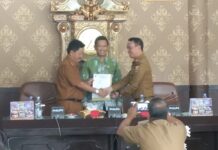 Sertijab sekwan DPRD Way Kanan ,antara Yusron ,SH.MM,dan Drs Hi.Renaldi .MM