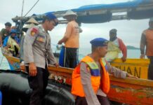 Sat Pol Air Polres Lampung Selatan, Sambangi nelayan di Selat Sunda.