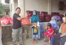 50 Warga Tidak Mampu Menerima Bantuan Paket Sembako Dari Baznas