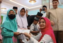 Bupati Pesawaran Memberikan Santunan Kepada Ratusan Kaum Dhuafa Dan Puluhan Anak Yatim Piatu