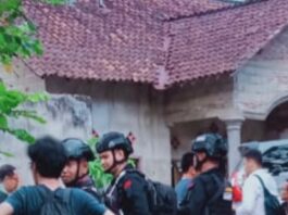 Densus 88 anti teror melakukan penggrebekan terduga teroris di Pringsewu