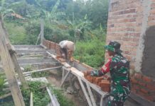 Wujudkan kepedulian Babinsa Kodim 0421/Ls membantu membangun rumah masyarakat