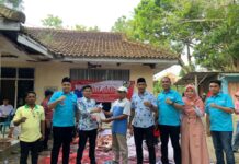 DPD KNPI Lamsel Berbagi Daging qurban di Jumat Berkah