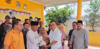 Golkar Lamsel Berbagi Daging Kurban Dua Ekor Sapi