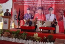 Setelah Kelompok Tani, Kini Sudin SE Bantu Nelayan Pesisir Rajabasa Lamsel Alat Tangkap Ikan