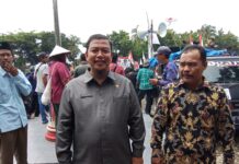 Ratusan Masyarakat Demo Status Tanah Register, Dua Dewan Lamsel Dari PKS dan Gerindra Mendadak Viral