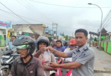 Safari Ramadhan Kalapas Kalianda Bagikan Takjil kepada Masyarakat Kalianda