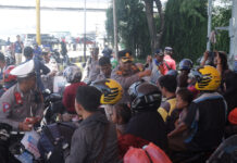 Polres Lampung Selatan Bagikan Minuman Gratis untuk Pemudik Arus Balik