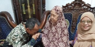 Cium Tangan Ibu Tercinta, Tekad Bacawabup Lamsel Makin Bulat, Hidayatullah MPd, MM Siap Gerakan Jaringan Keluarga, Ormas, dan Pendidikan