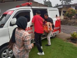 Kondisi Melemah Karena Sakit, Zulian Gendong Ibunya Menuju Ambulance BBHAR PDIP