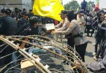 Polwan Lampung Bagikan Air Mineral kepada Mahasiswa dalam Aksi Unjuk Rasa di Gedung DPRD