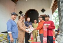 Tinjau Lokasi Bencana Puting Beliung, Dendi Berikan Bantuan Kepada Warga Terdampak di Desa Pejambon Negeri Katon.