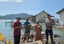 **Satpolair Polres Lampung Selatan Salurkan Donasi Al-Qur’an dan Iqro ke Anak-anak TPA Pulau Rimau**