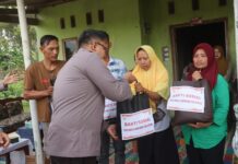 Kapolres Lampung Selatan Berikan Tali Asih Kepada Korban Puting Beliung di Dusun Indagri, Tanjung Sari