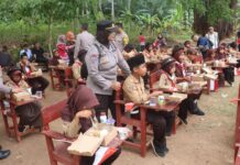 Polisi Bagikan Makanan Bergizi di SD terpencil Pulau Rimau Ketapang