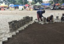 Warga Rame rame Nilai Pekerjaan Paping Lapangan Korpri Pemda Lamsel Mudah Hancur, Rekanan Gunakan Paping Berkualitas Rendah