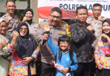 Kapolres Lampung Selatan tampak berkaca – kaca saat menyapa siswa SDN Kecil Babulang