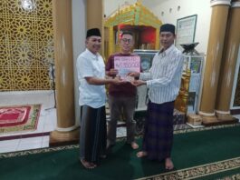 PARAS PD salurkan sodaqoh uang tunai untuk pembangun masjid Al Istiqomah.