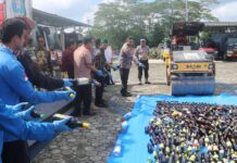 Polres Lampung Selatan Musnahkan Ratusan Botol Miras Jelang Ramadhan
